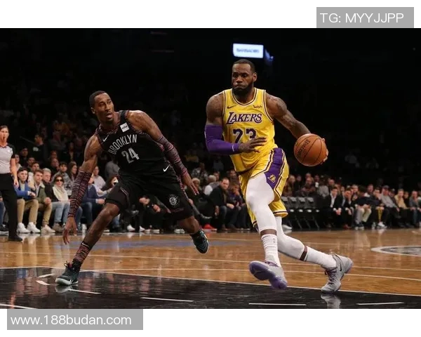 尼克斯与湖人激战正酣NBA经典对决再度上演球迷期待的巅峰对决